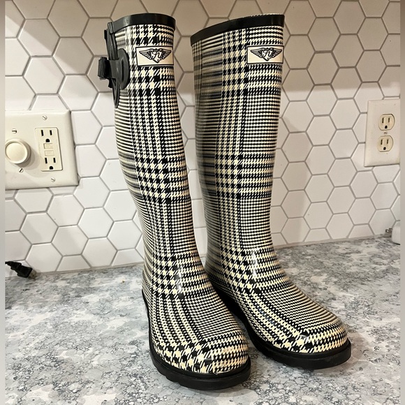 Size 7 Forever Young rubber rain boots houndstooth. Adjustable calf buckle. - Picture 4 of 7